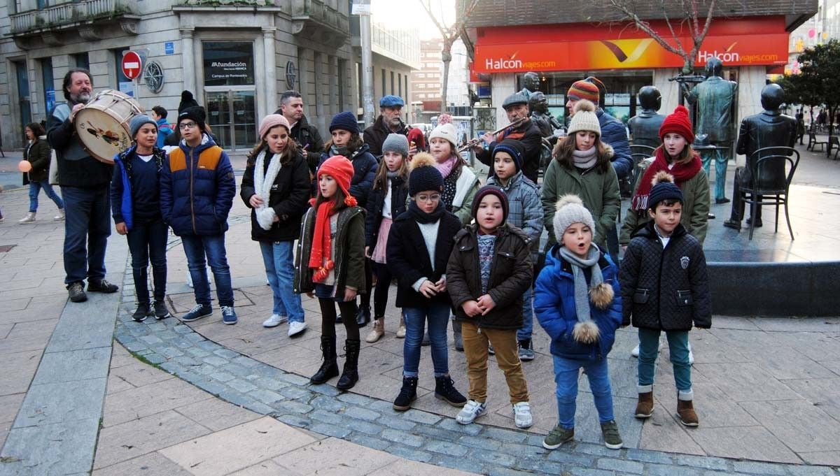 Cantos de Reis de Os Chichisos na praza de San Xosé