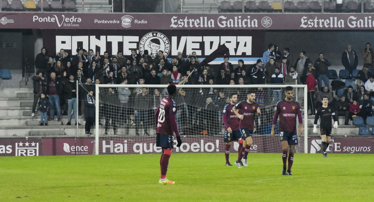 Partido entre el Pontevedra CF y el Internacional de Madrid en Pasarón