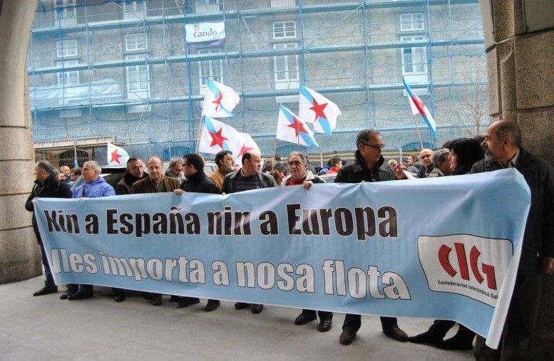 Mariñeiros de Mauritania ante o Instituto Social de la Marina, Vigo