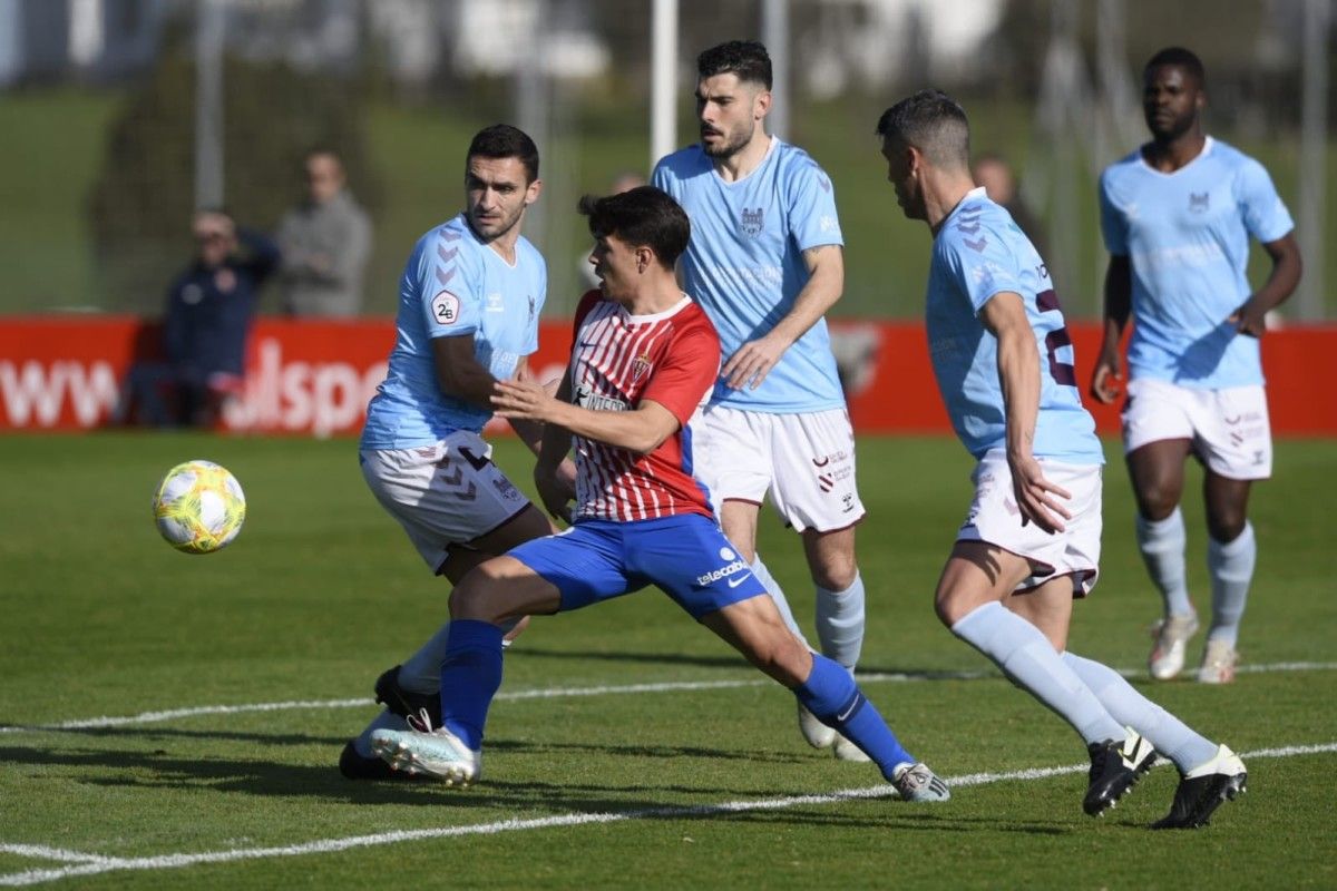 Partido entre Real Sporting B y Pontevedra en el campo de Mareo