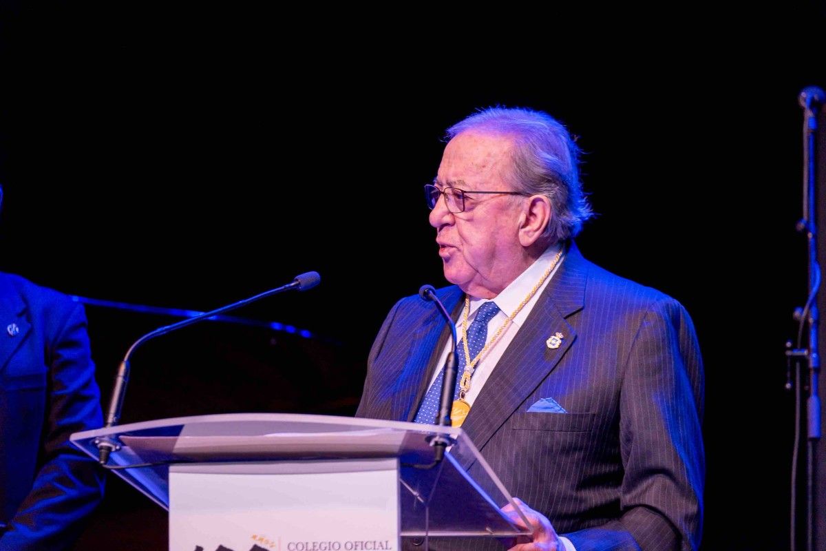 El presidente de Honor de A.M.A. y presidente de la Fundación A.M.A., doctor Diego Murillo, agradece la distinción