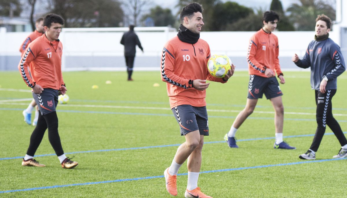 Álvaro Bustos en un entrenamiento con el Pontevedra en A Seca, en Poio