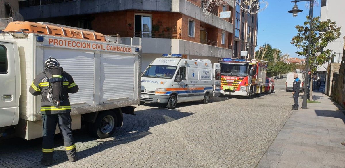 Servicios de Emergencias en el incendio en una vivienda de la calle Ourense, en Cambados