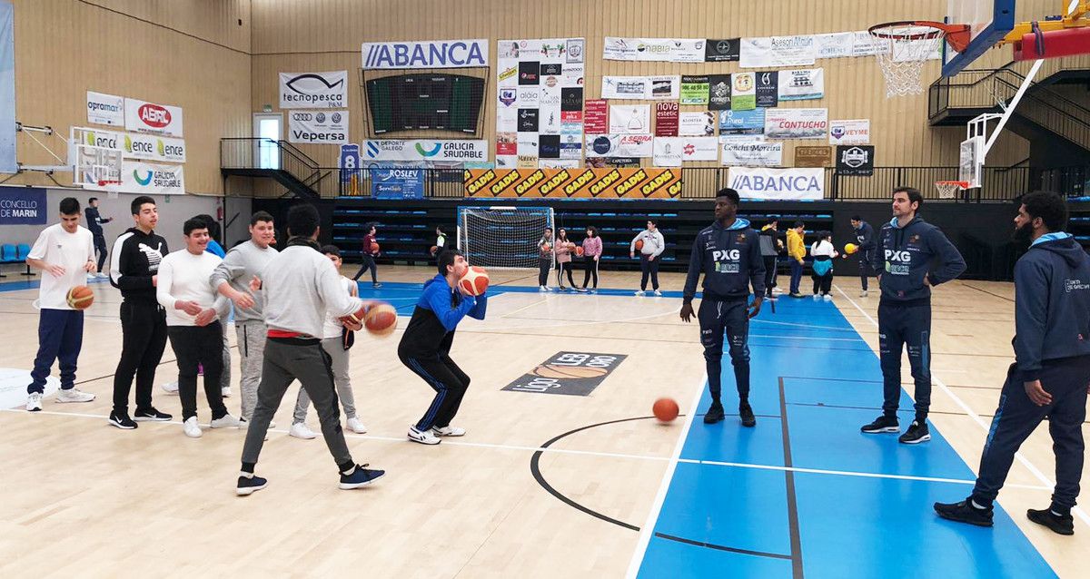 Jornada de convivencia del Peixe Galego con usuarios de los centros Juan XXIII y CEE de Pontevedra