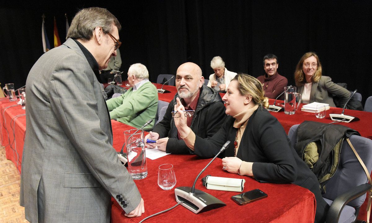 Goyo Revenga saluda a los concejales del PSOE Tino Fernández y Yoya Blanco