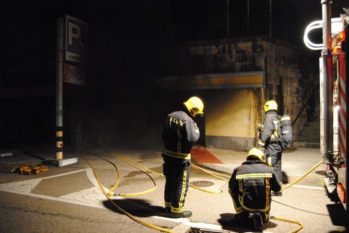 Bomberos antes de entrar en el parking de Montero Ríos