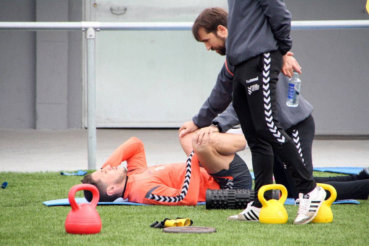 Adrián Cruz, al margen del grupo en un entrenamiento del Pontevedra en A Seca