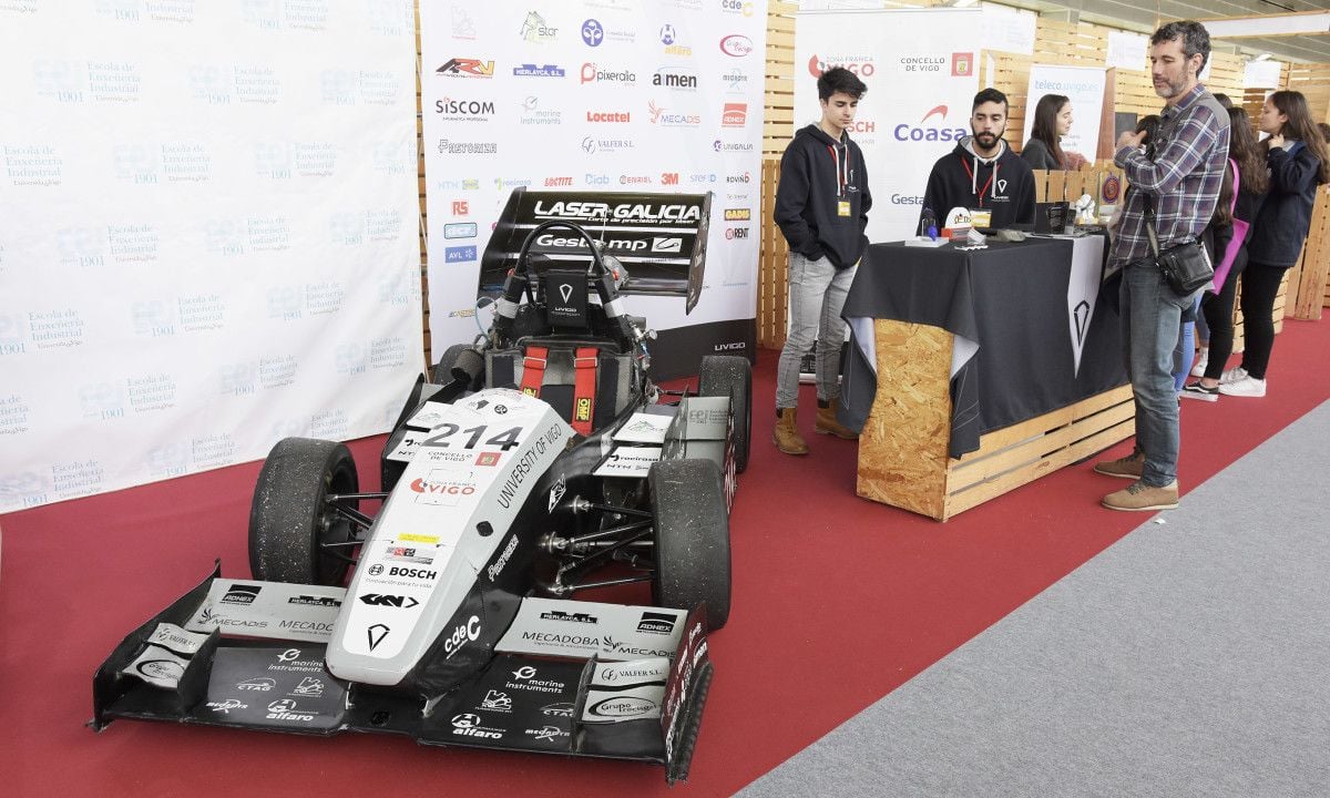 Xacobe Atrio y Abel Fernández presentan el monoplaza de UVigo Motorsport en Edugal