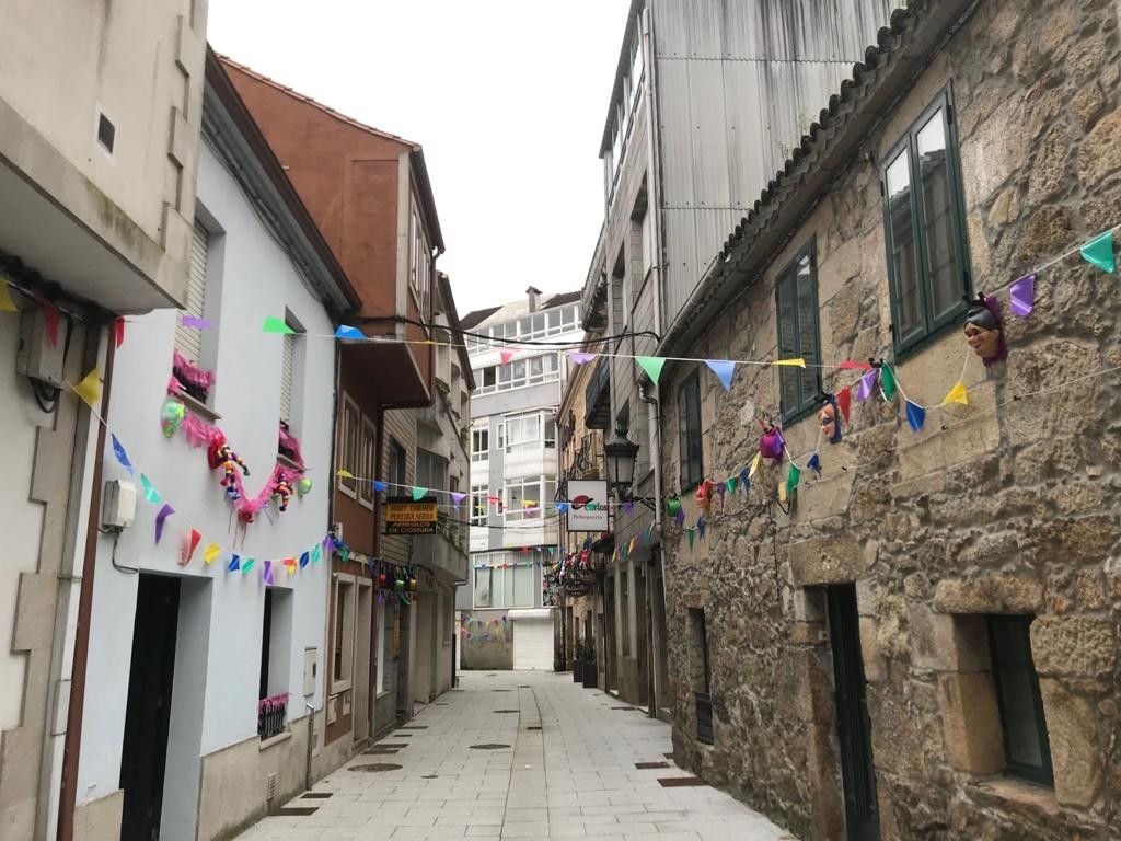 La calle Forno de Caldas, decorada para el carnaval