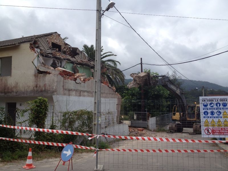 Demolición de las antiguas casas de profesores del colegio de Seixo