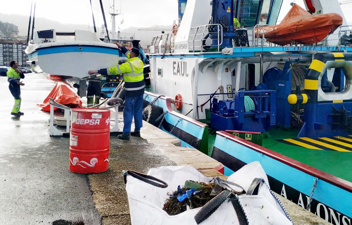 Limpeza da lámina de auga na dársena pesqueira