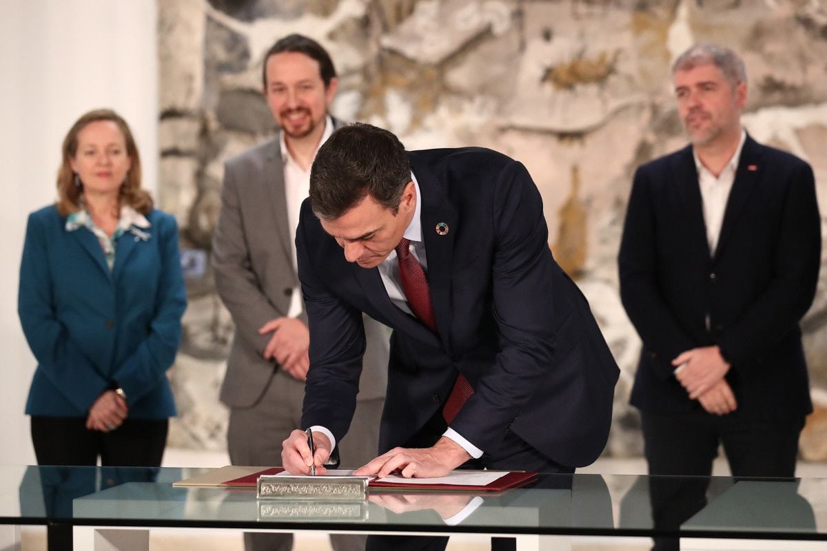 Pedro Sánchez firmando un documento