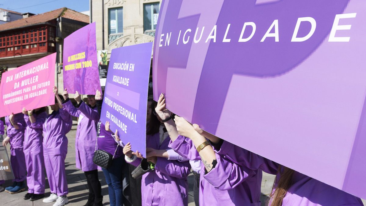 'Mancha violeta' de alumnas de los centros de FP IES Montecelo, CIFP A Xunqueira y CIFP Carlos Oroza