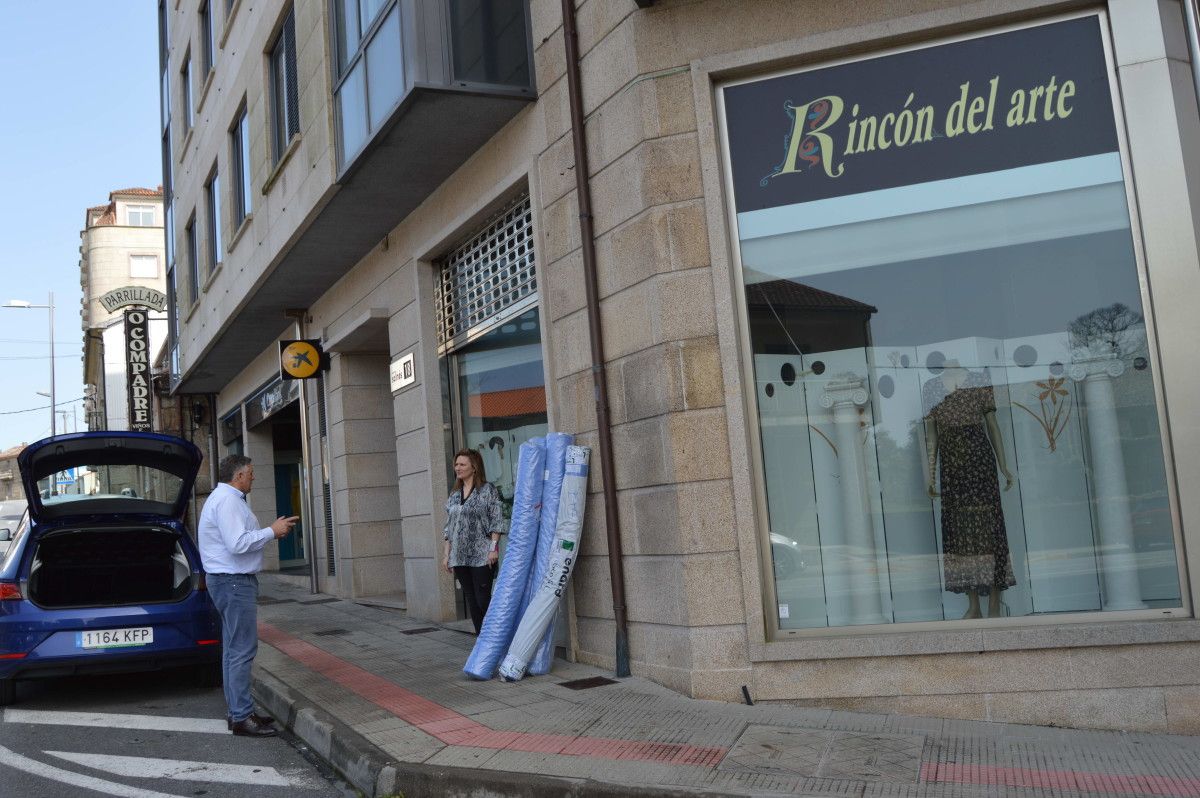 Entrega de la tela para la confección de las mascarillas no taller Rincón del Arte