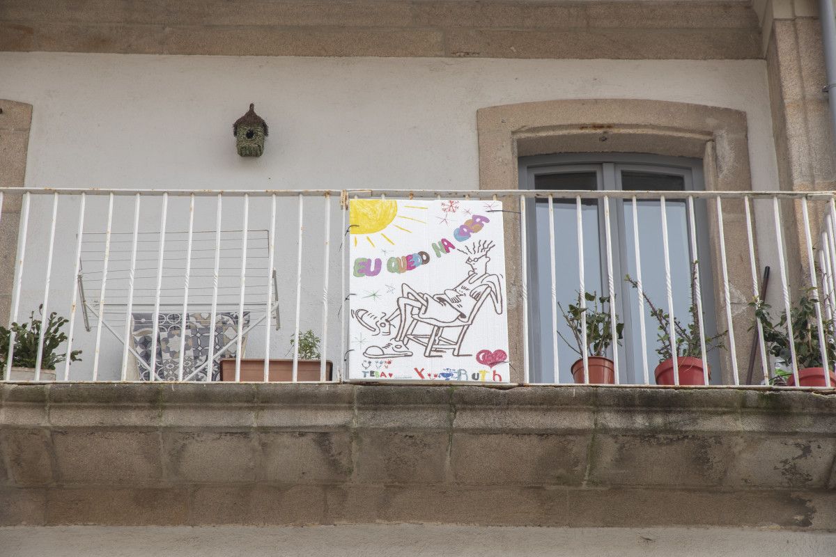 Balcones de la ciudad con mensajes de ánimo durante el estado de alarma