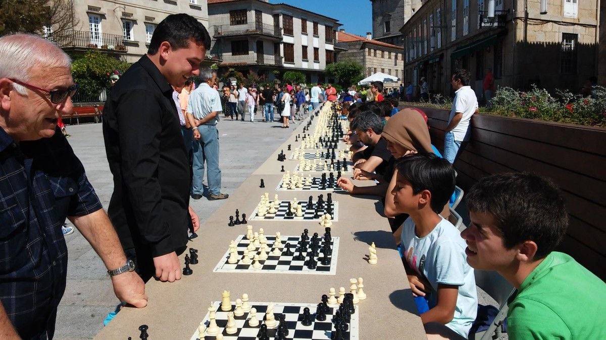 Exhibición de partidas simultáneas de ajedrez de la Escola Xadrez Pontevedra