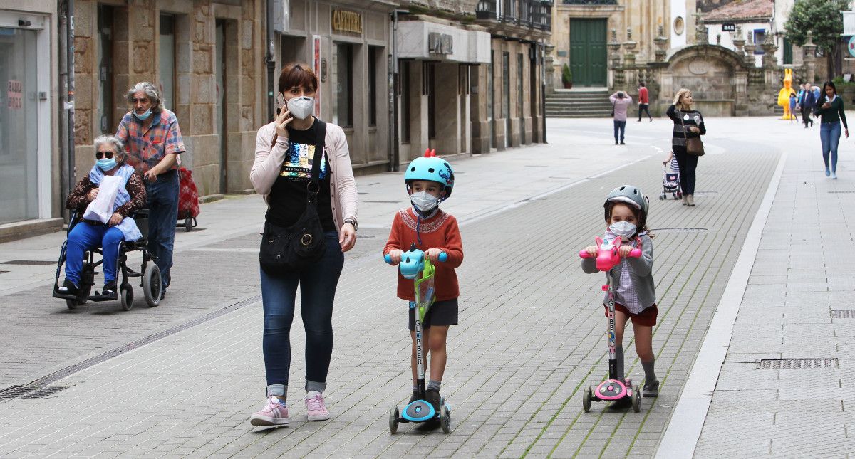 Personas con mascarilla por la calle