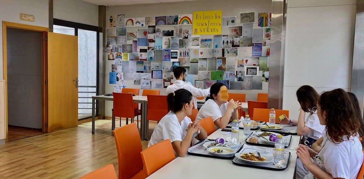 Mural solidario en el comedor del personal sanitario de Montecelo