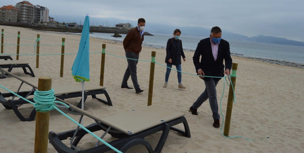 El jefe provincial de Costas, Enrique Fernández Meléndez, visitó la playa de Silgar