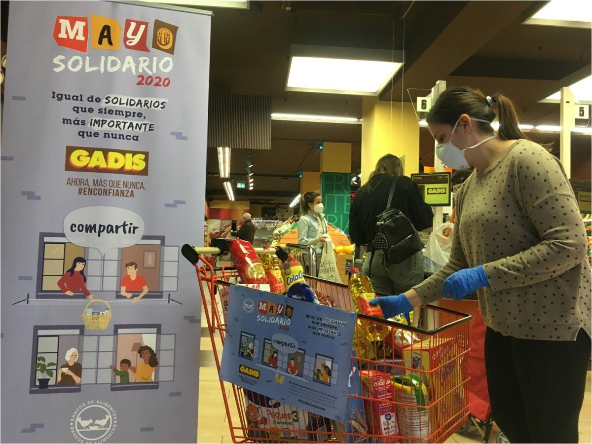 Recogida solidaria de alimentos en un supermercado Gadis