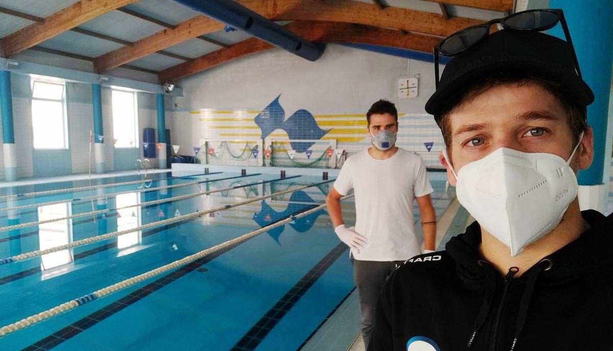 Javi Gómez Noya y Pablo Dapena en la piscina del CGTD