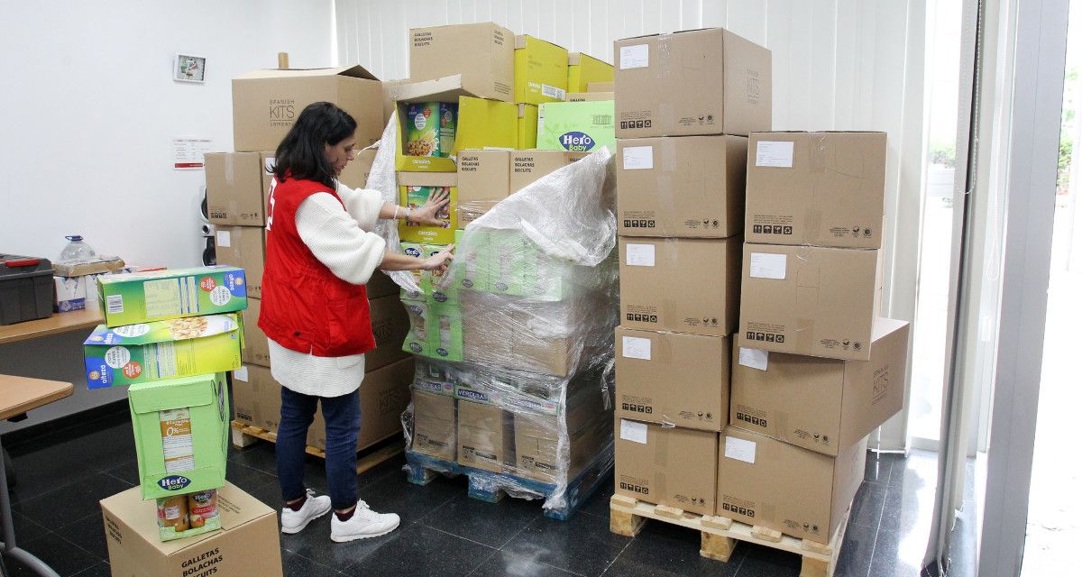 Donación de alimentos a la Cruz Roja