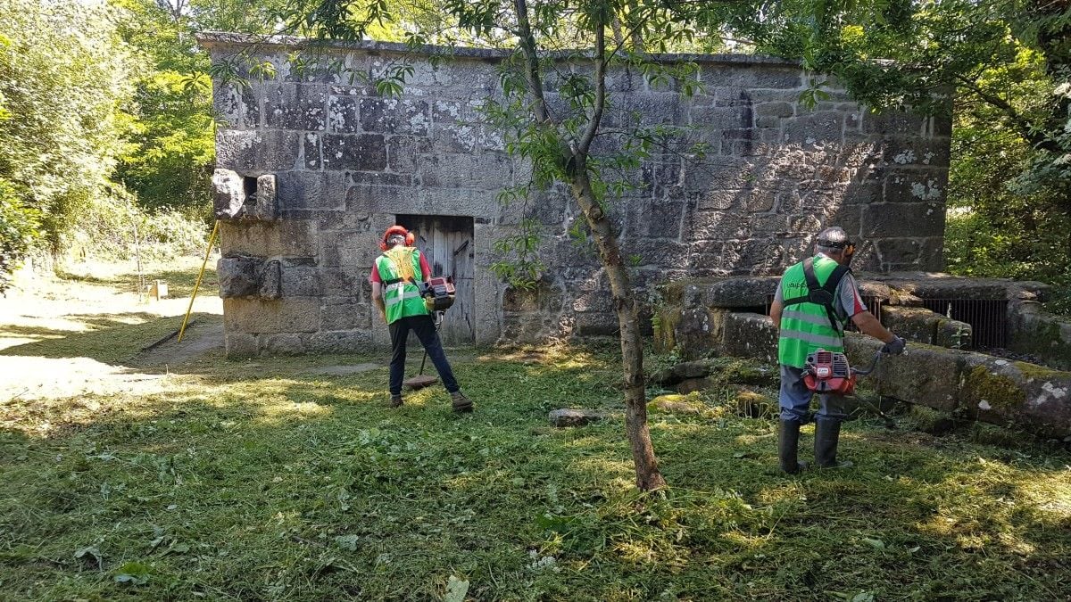 Voluntarios de Vaipolorío desbrozan el entorno del molino de Cabanas