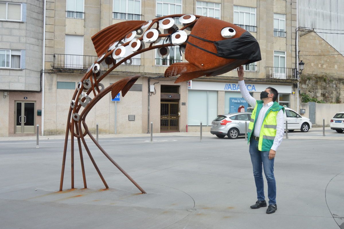 Escultura de la Troita de Ponte Caldelas con mascarilla