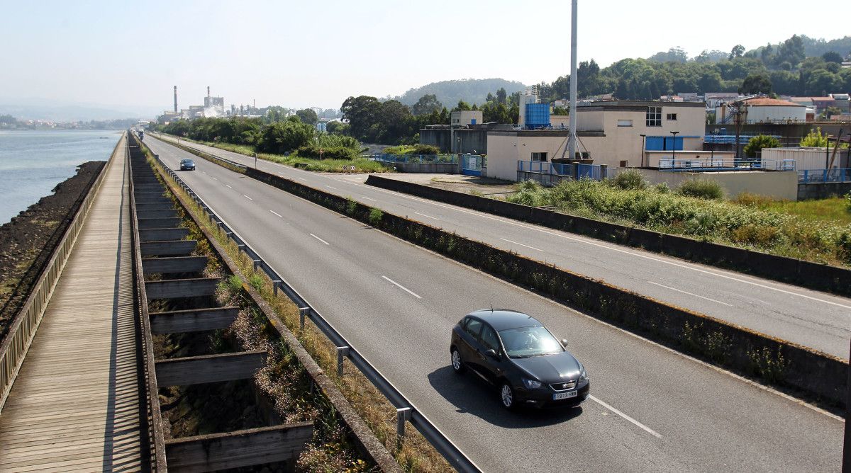 Instalacións da depuradora dos Praceres desde a avenida de Marín