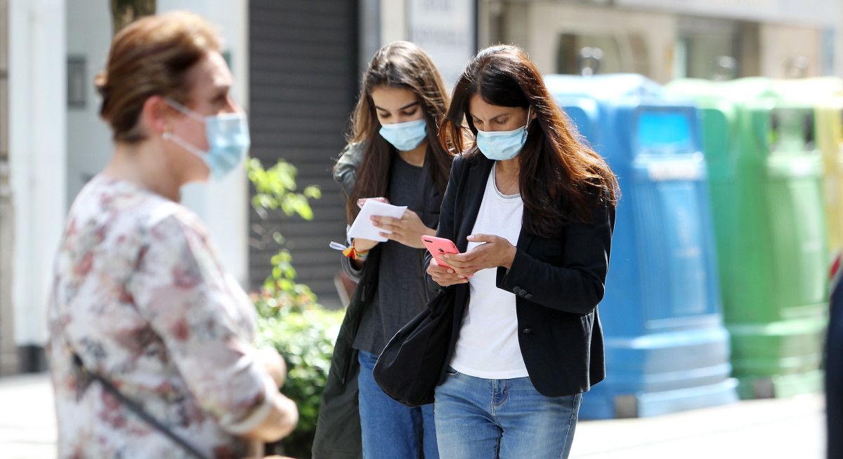 Personas con mascarillas por las calles de Pontevedra