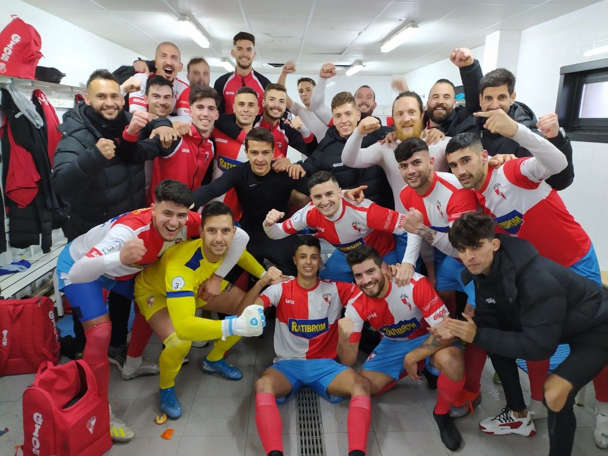 La plantilla del Arosa celebra la victoria en Arzúa