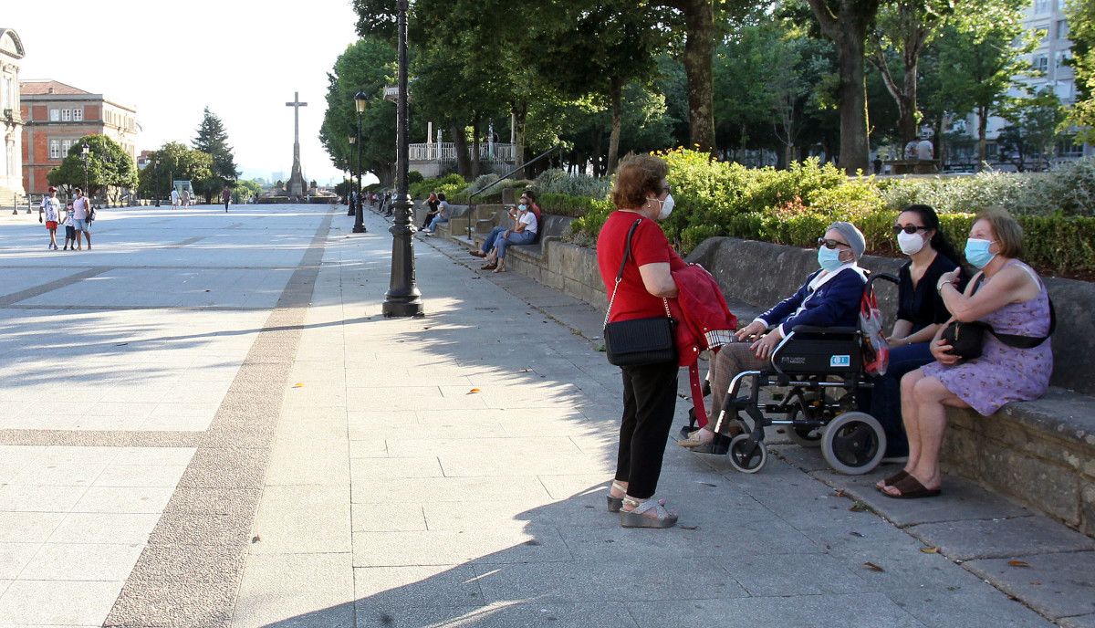 Mujeres en el paseo de Montero Ríos