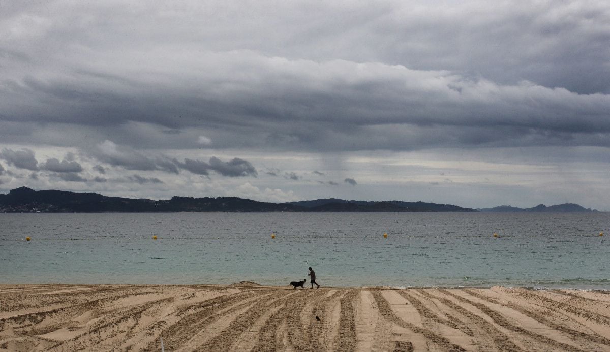 Cielo nublado en la playa de Silgar en Sanxenxo