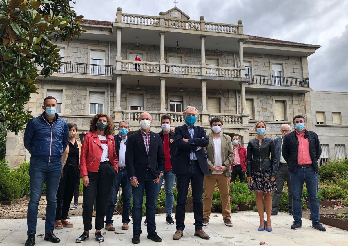 Los representantes del Partido Socialista ante la Residencia de Mayores de Caldas de Reis