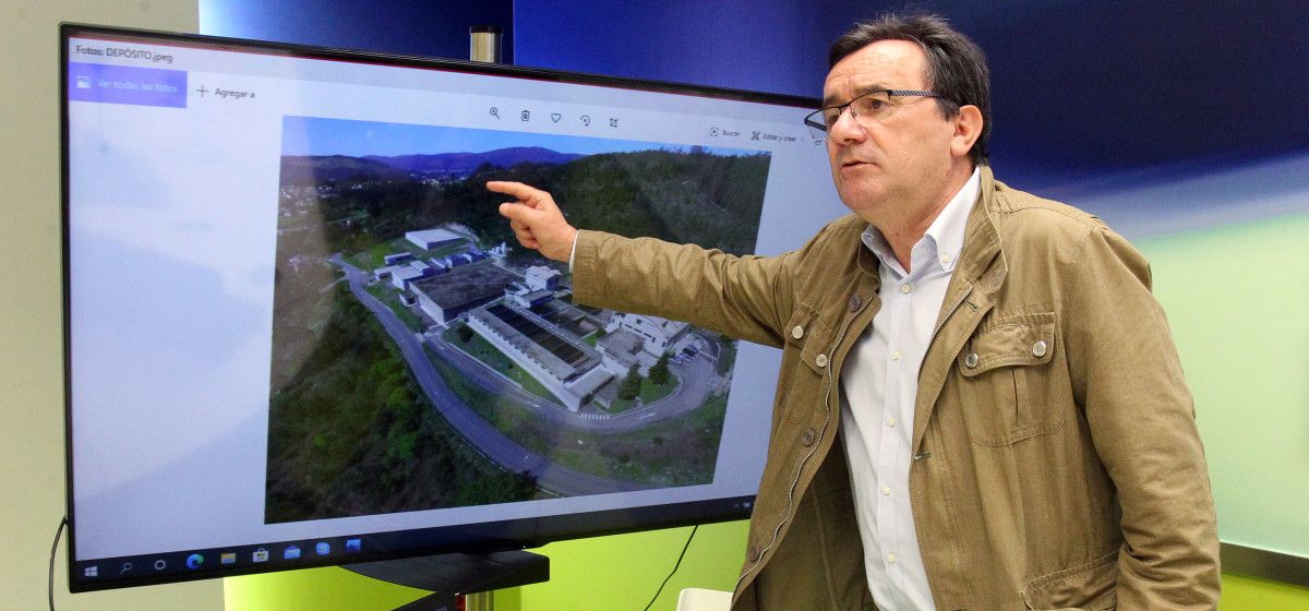 Raimundo González explica las obras de impermeabilización en un depósito de la estación de agua de Couso-Lérez