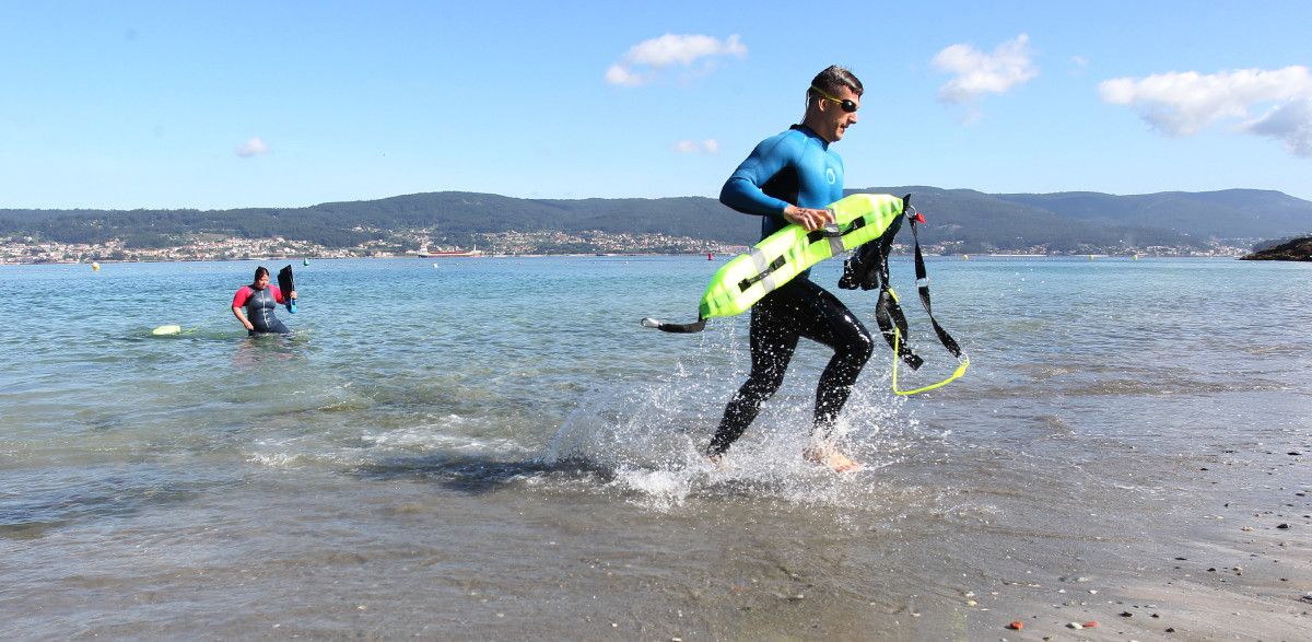 Pruebas de los socorristas de Marín en la playa de Mogor