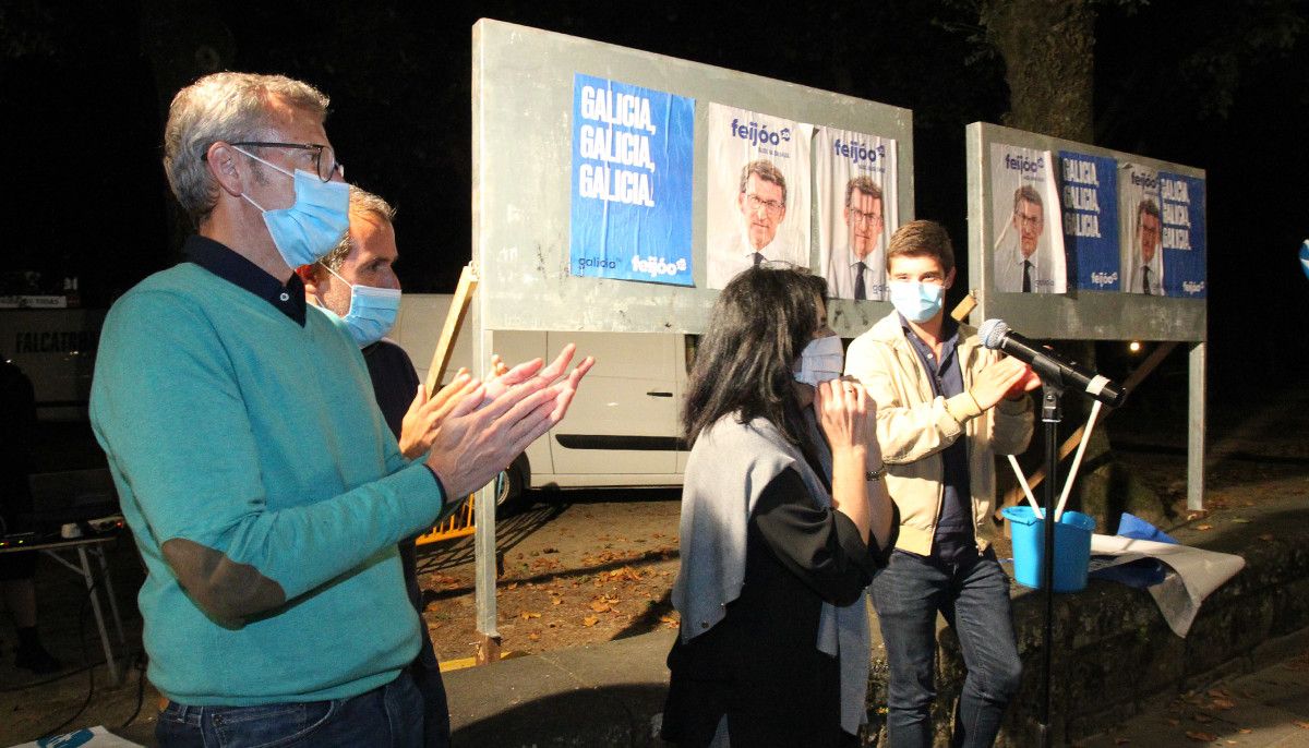 Pegada de carteles en el inicio de la campaña de las elecciones gallegas de 2020