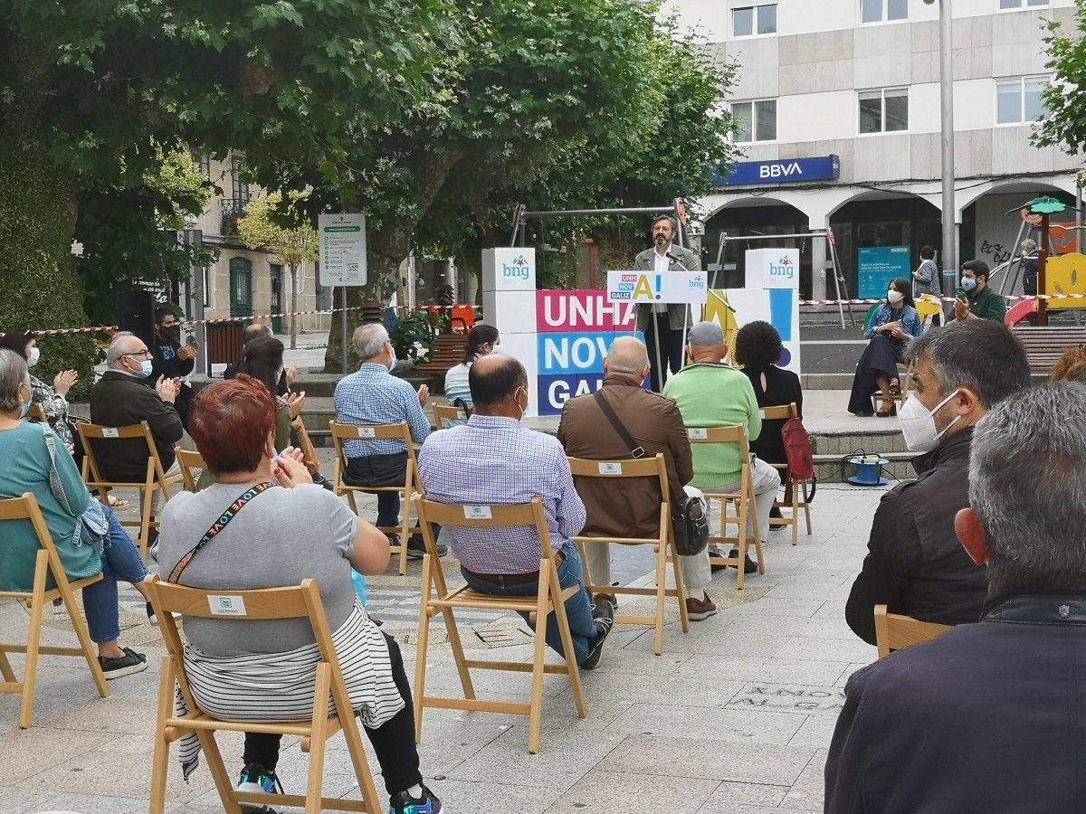 Luís Bará, candidato del BNG por Pontevedra, durante el mitin en Bueu