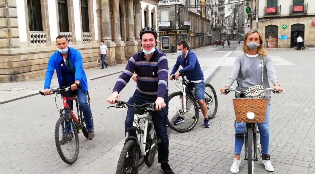 Rafael Cotelo, Gonzalo Caballero y Paloma Castro, candidatos del PsdeG-PSOE, durante un paseo en bicicleta