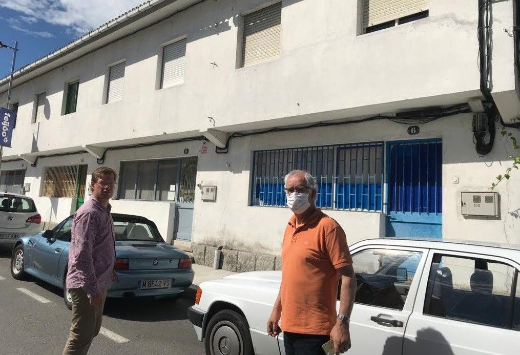 El teniente de alcalde, David Carrera y el alcalde, Jorge Canda junto a las antiguas casas de los maestros