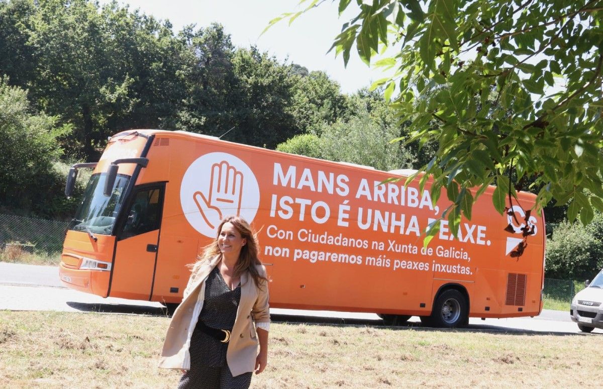 La candidata de Ciudadanos a la presidencia de la Xunta, Beatriz Pino, presenta el autobús-protesta