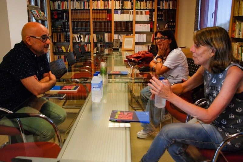 Peque González y Sara Valenzuela, de Marea Galeguista, con Francisco Castro, director de la Editorial Galaxia