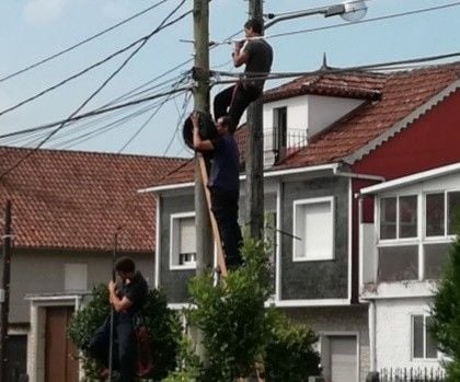 Instalación de cableado en un poste