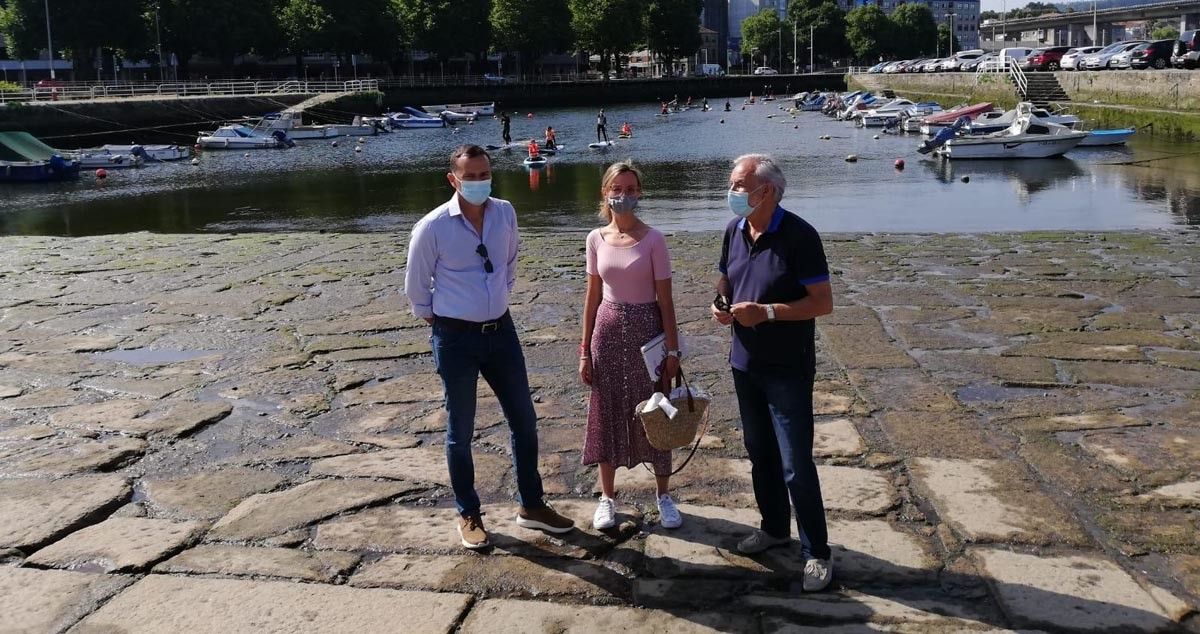 Los candidatos socialistas en el muelle de As Corbaceiras