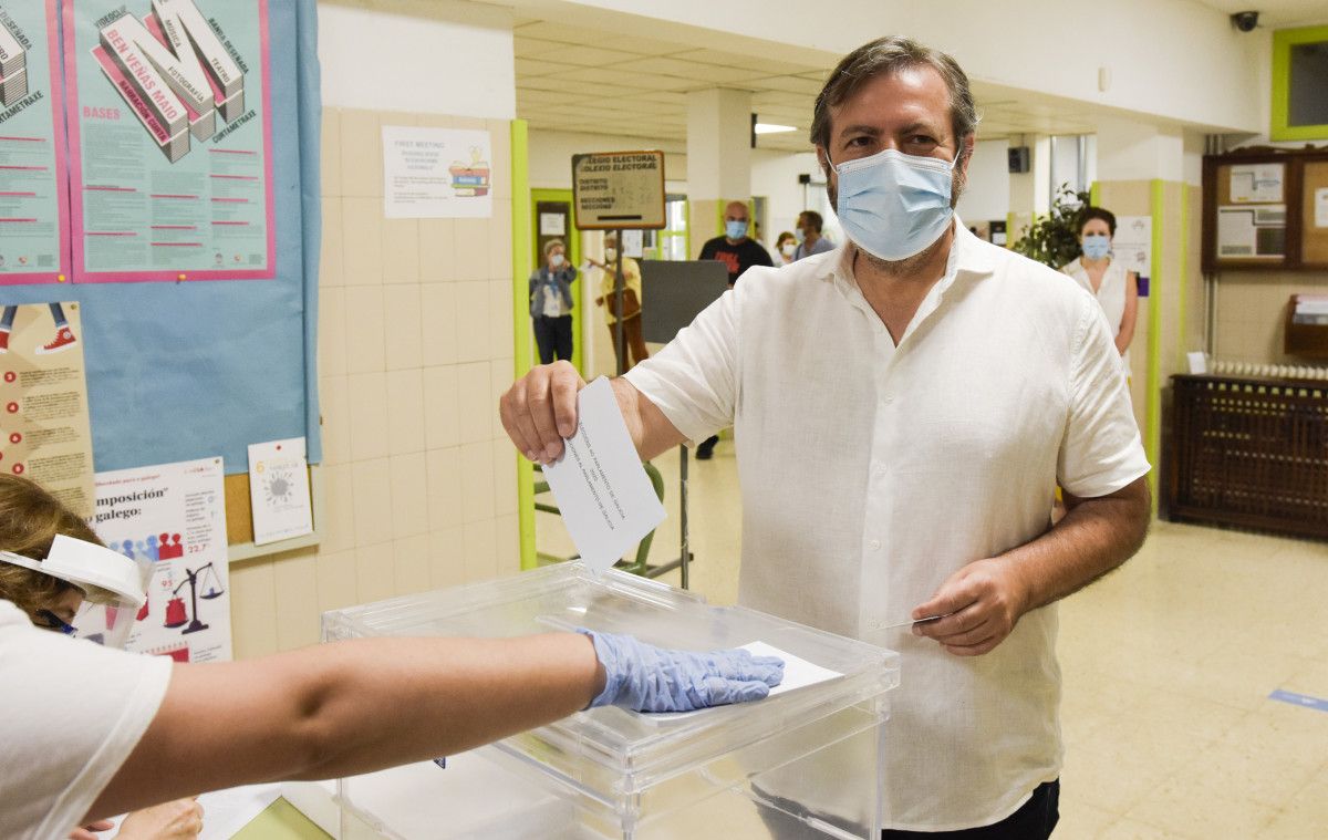 Luis Bará, votando en el IES Frei Martín Sarmiento el 12J