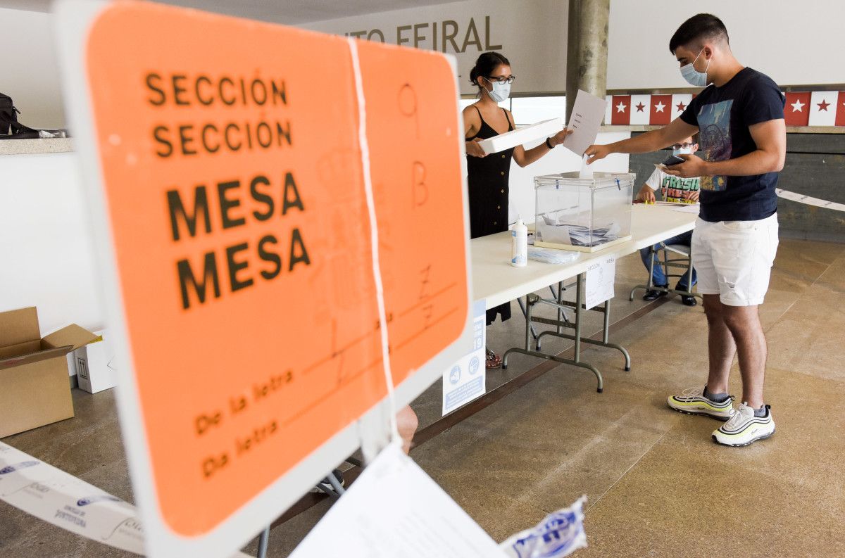 Gente votando en las elecciones gallegas del 12J