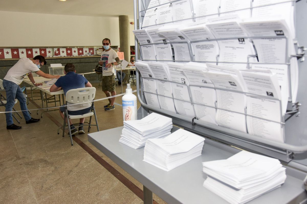 Gente votando en las elecciones gallegas del 12J