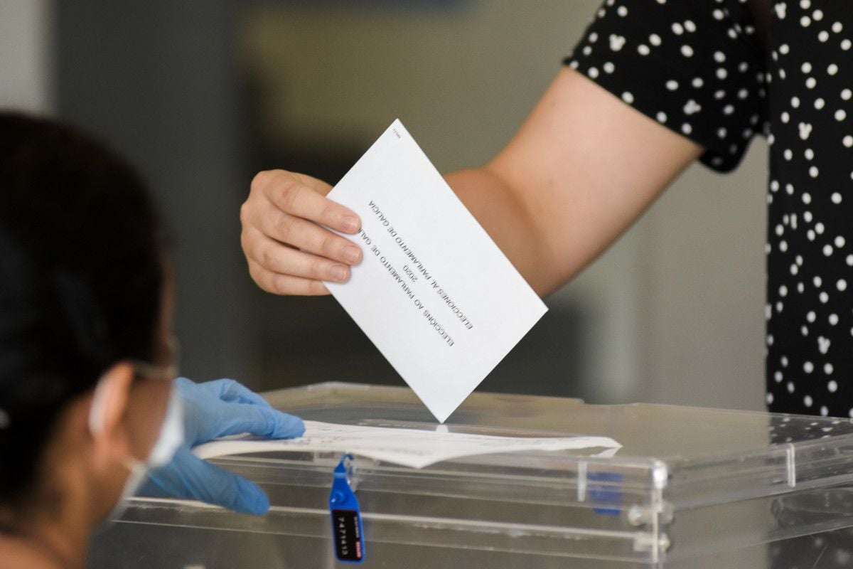 Gente votando en las elecciones gallegas del 12J