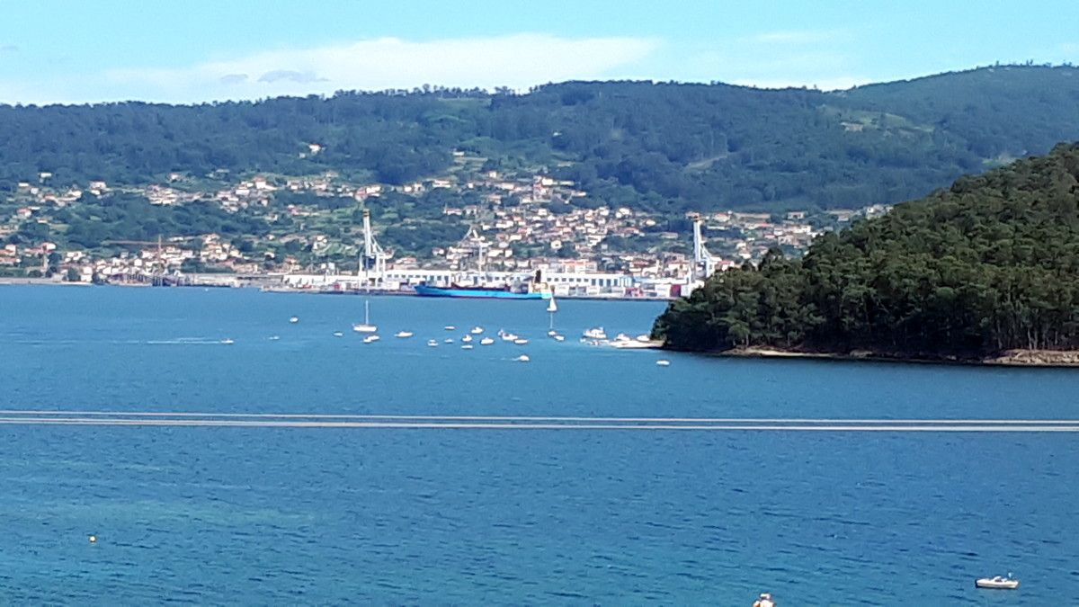 Barcos fondeados fronte a praia da Illa de Tambo en xullo de 2020