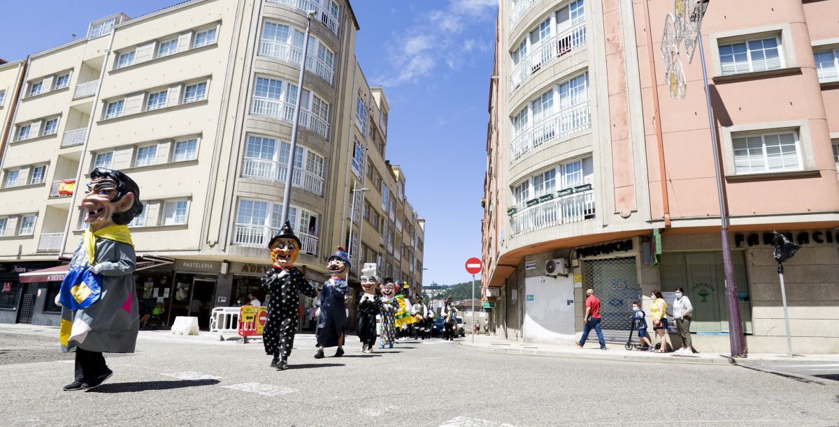 Pasarrúas e cabezudos para celebrar o Santiaguiño do Burgo